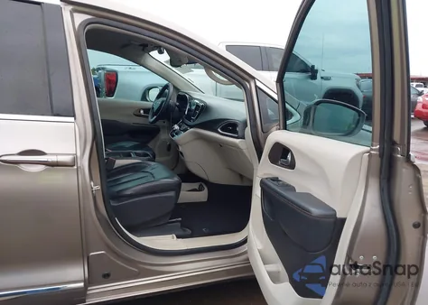 2017 Chrysler Pacifica Touring-L z USA, uszkodzony, nr VIN 2C4RC1BG9HR592045